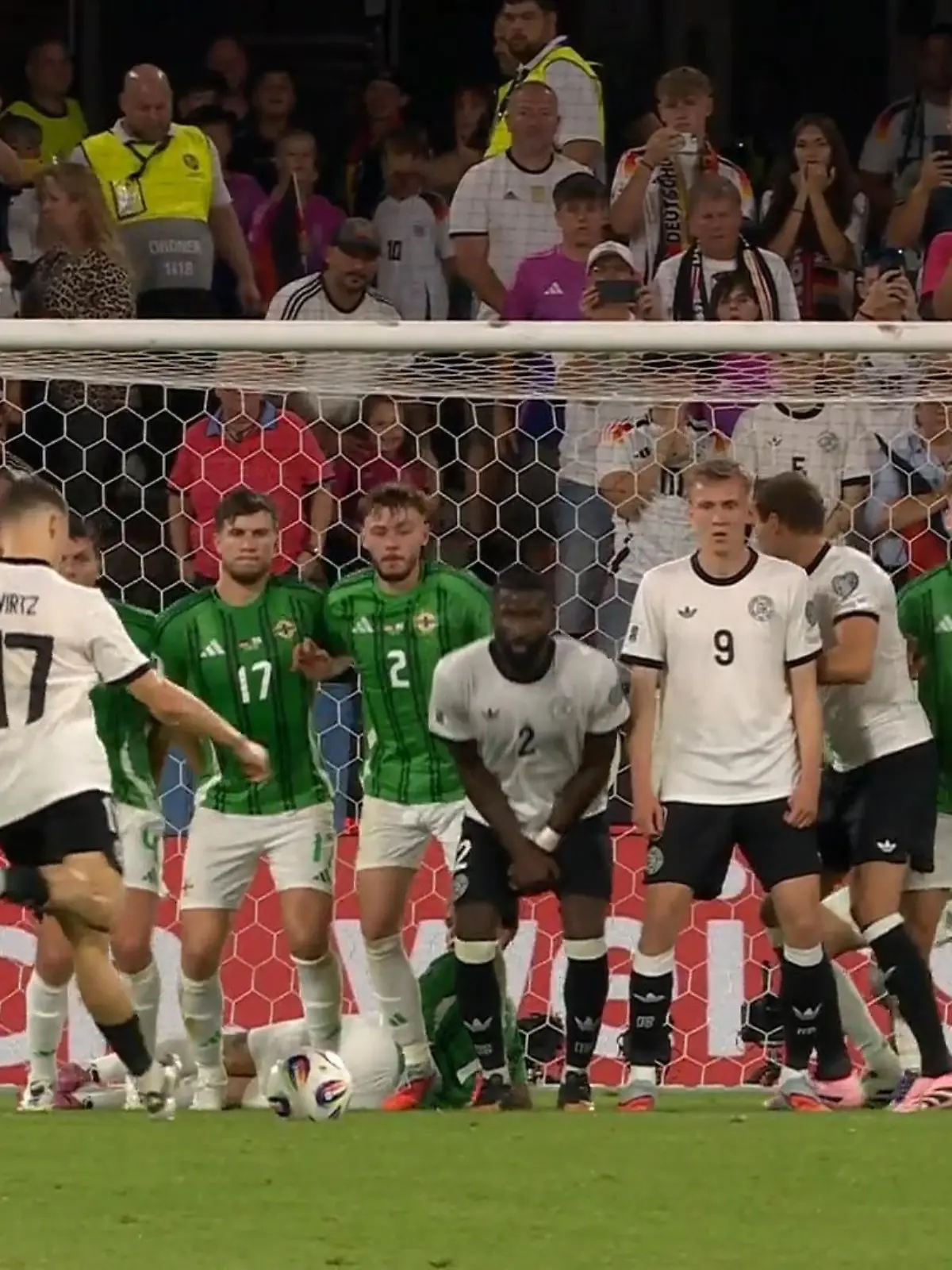 Bild zu: "Wirtz-Traumtor entscheidet Spiel! DFB-Elf feiert Zittersieg gegen Nordirland"
