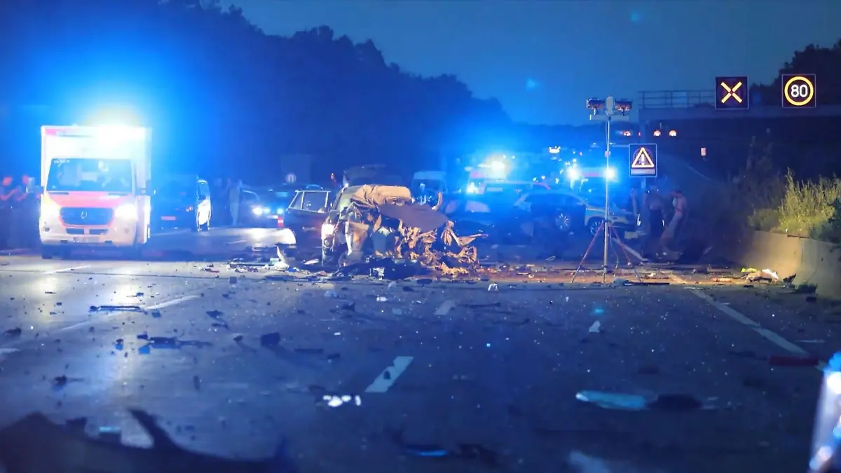 Drei Menschen sterben bei schwerem Unfall auf der A3 Massencrash bei Frankfurt