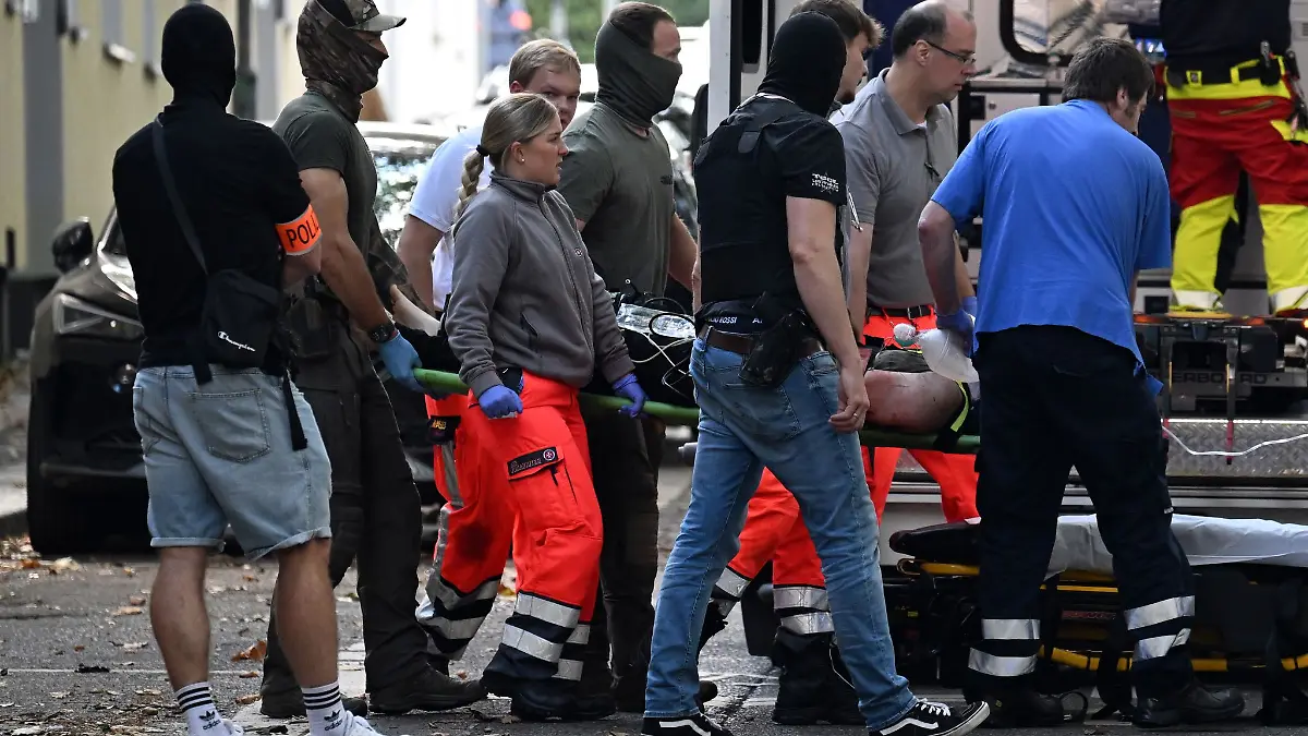 Der mutmaßliche Täter wird in einem Park angeschossen. Bei der Festnahme soll er ein Messer gezogen haben.