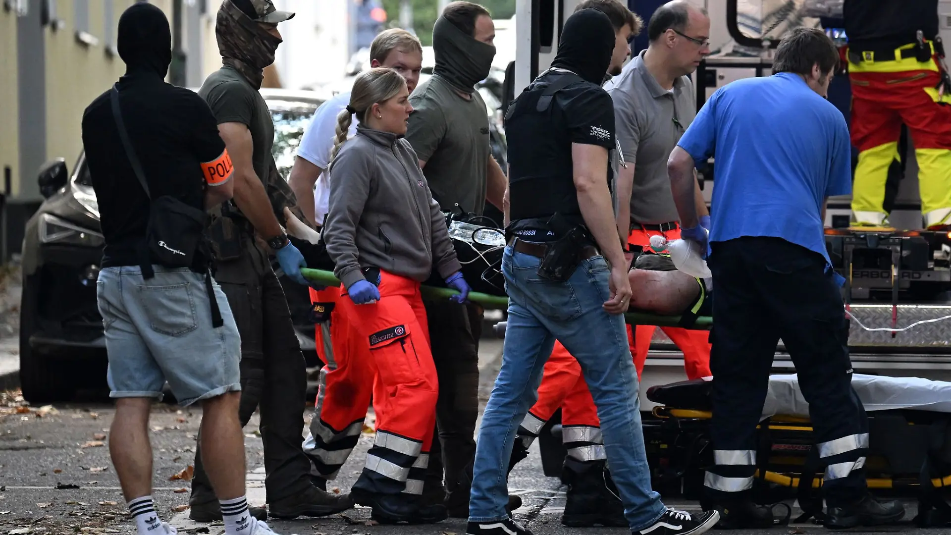 Der mutmaßliche Täter wird in einem Park angeschossen. Bei der Festnahme soll er ein Messer gezogen haben.