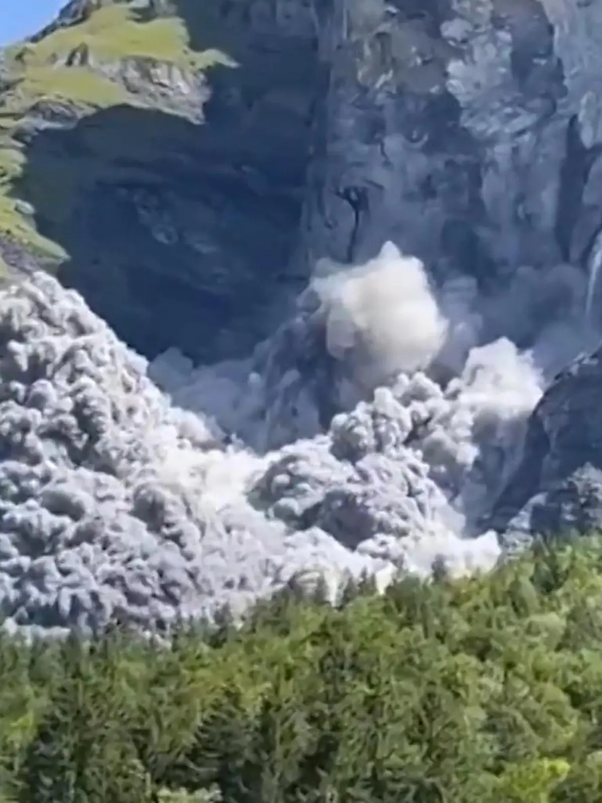 Bild zu: "In beliebter Touristen-Region – Berg in französischen Alpen kracht zusammen"