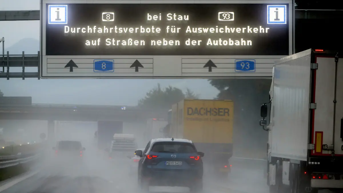 Auf den Straßen kann es zu Sichtbehinderungen und Aquaplaning kommen.