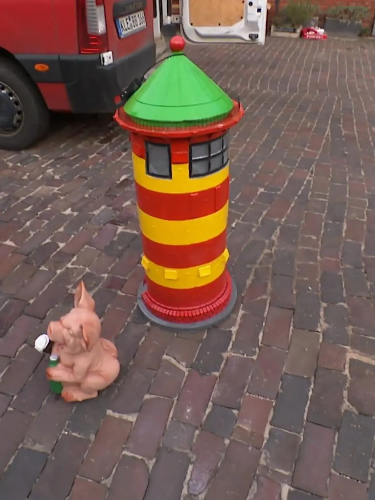 Bild zu: "Leuchtturm und "saufendes" Schwein im Garten?"