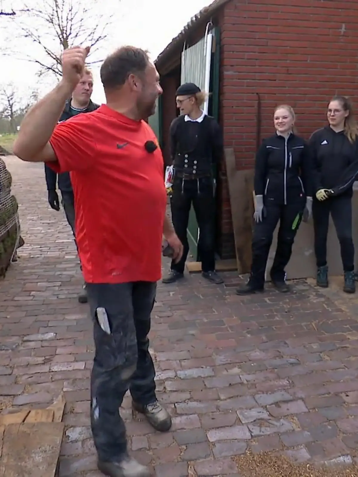 Bild zu: "Freunde und Familie packen an"