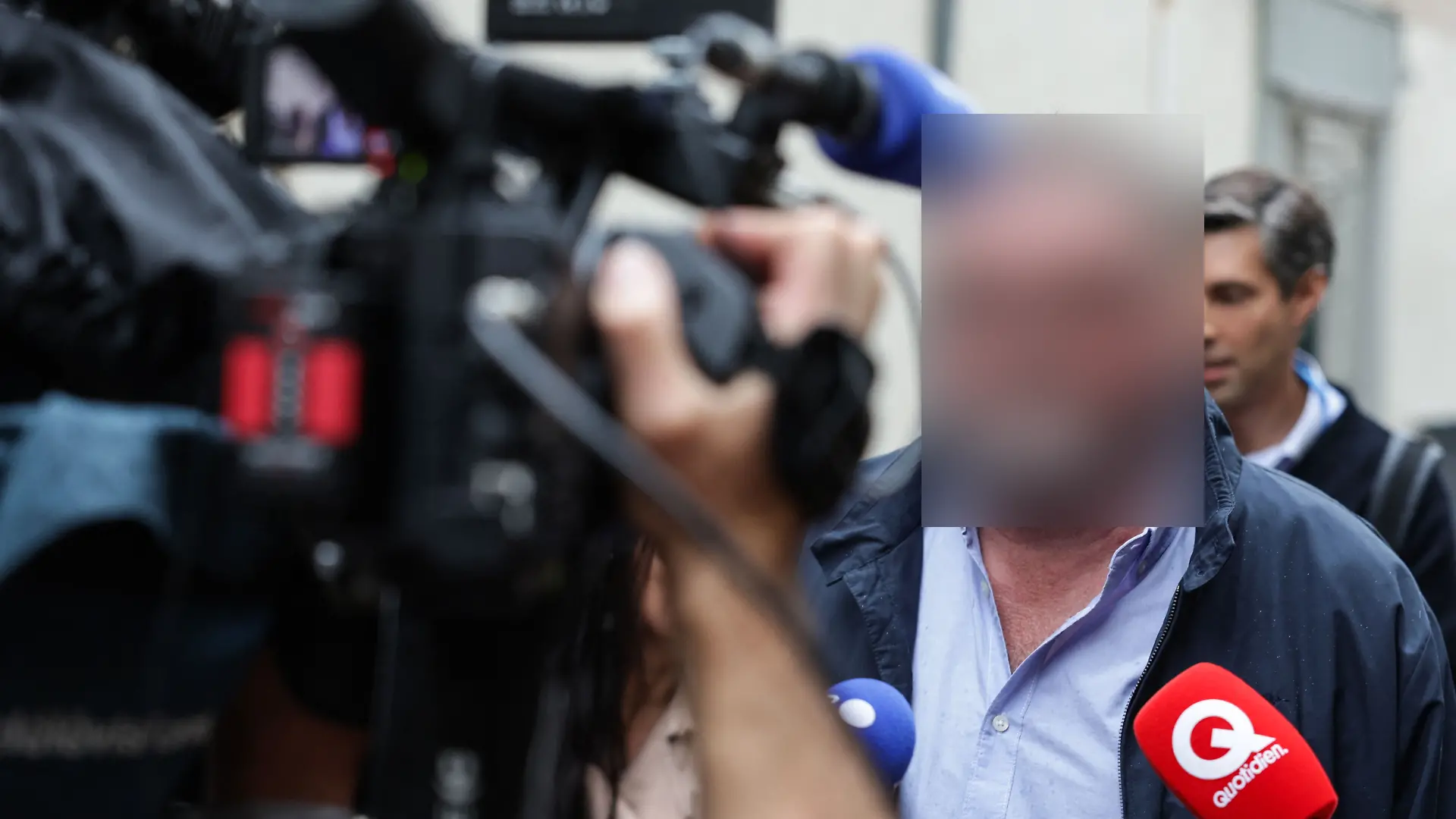 08.09.2025, Frankreich, Besancon: Der ehemalige französische Anästhesist Frederic Pechier spricht am Tag der Eröffnung seines Prozesses, bei seiner Ankunft im Gerichtsgebäude von Besancon im Nordosten Frankreichs zur Presse. Dem Mann wird vorgeworfen, absichtlich 30 Patienten vergiftet zu haben, von denen 12 starben, um seine Wiederbelebungsfähigkeiten zu demonstrieren und seine Kollegen zu diskreditieren. 