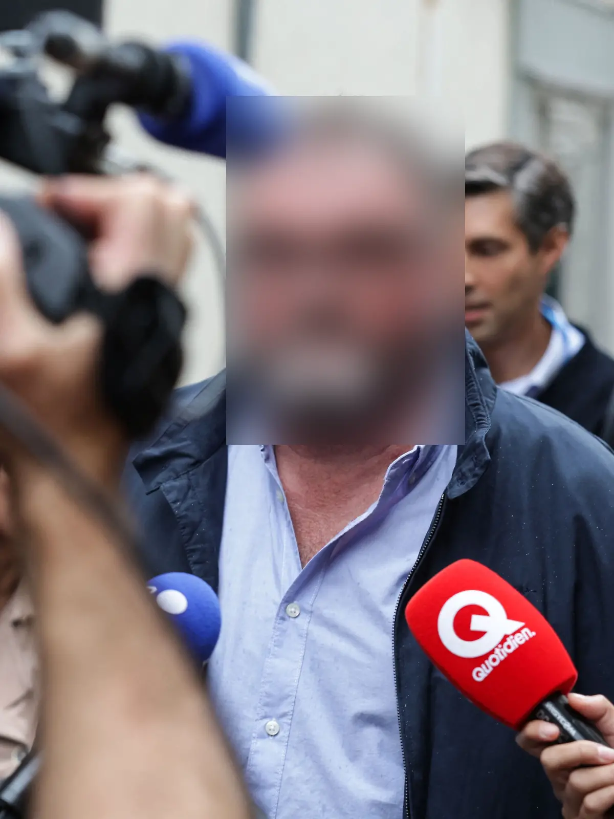 08.09.2025, Frankreich, Besancon: Der ehemalige französische Anästhesist Frederic Pechier spricht am Tag der Eröffnung seines Prozesses, bei seiner Ankunft im Gerichtsgebäude von Besancon im Nordosten Frankreichs zur Presse. Dem Mann wird vorgeworfen, absichtlich 30 Patienten vergiftet zu haben, von denen 12 starben, um seine Wiederbelebungsfähigkeiten zu demonstrieren und seine Kollegen zu diskreditieren. 