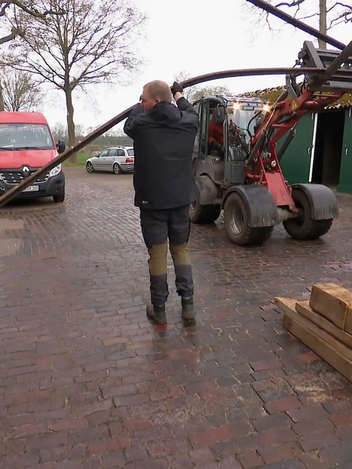Bild zu: "Rosenbogen aus Eisenbahnschienen in Arbeit"