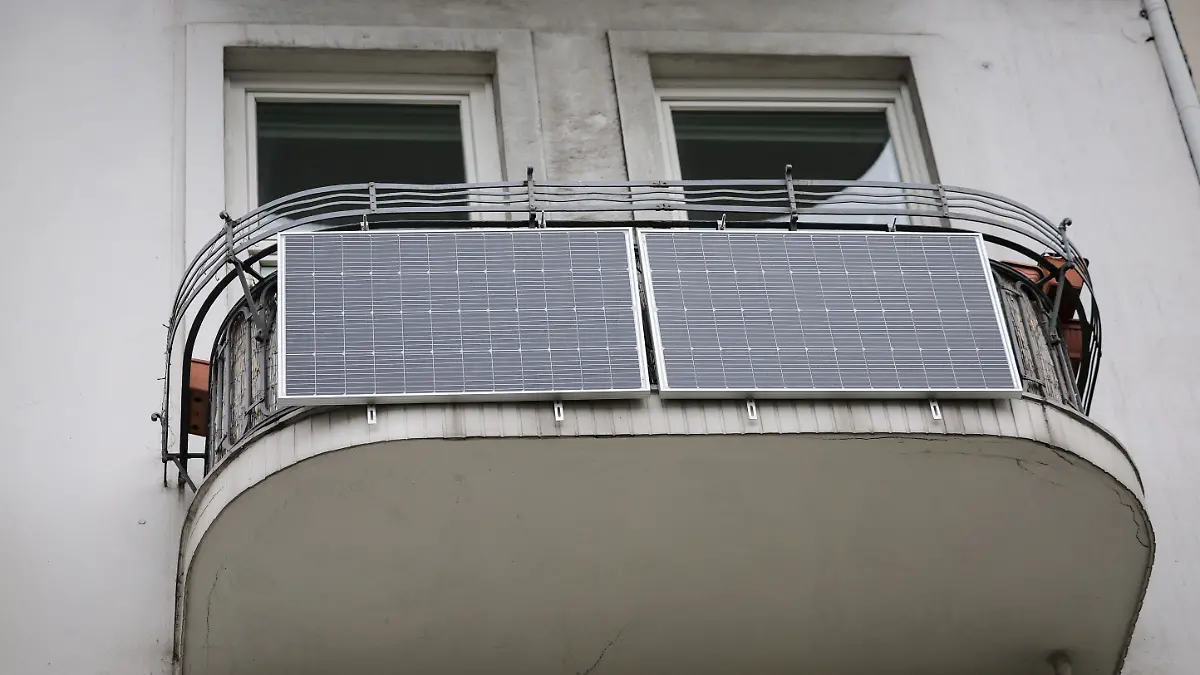 ARCHIV - 24.07.2023, Hamburg: Zwei Solarpanele sind an der Balkonbrüstung eines Mehrfamilienhauses befestigt. (zu dpa: «Balkonkraftwerke für einkommensschwache Haushalte») Foto: Christian Charisius/dpa +++ dpa-Bildfunk +++