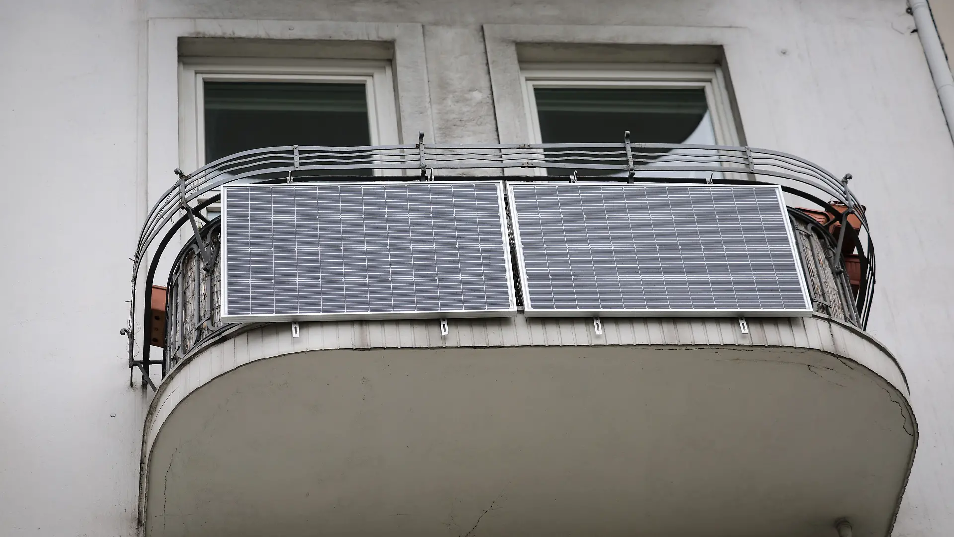 ARCHIV - 24.07.2023, Hamburg: Zwei Solarpanele sind an der Balkonbrüstung eines Mehrfamilienhauses befestigt. (zu dpa: «Balkonkraftwerke für einkommensschwache Haushalte») Foto: Christian Charisius/dpa +++ dpa-Bildfunk +++
