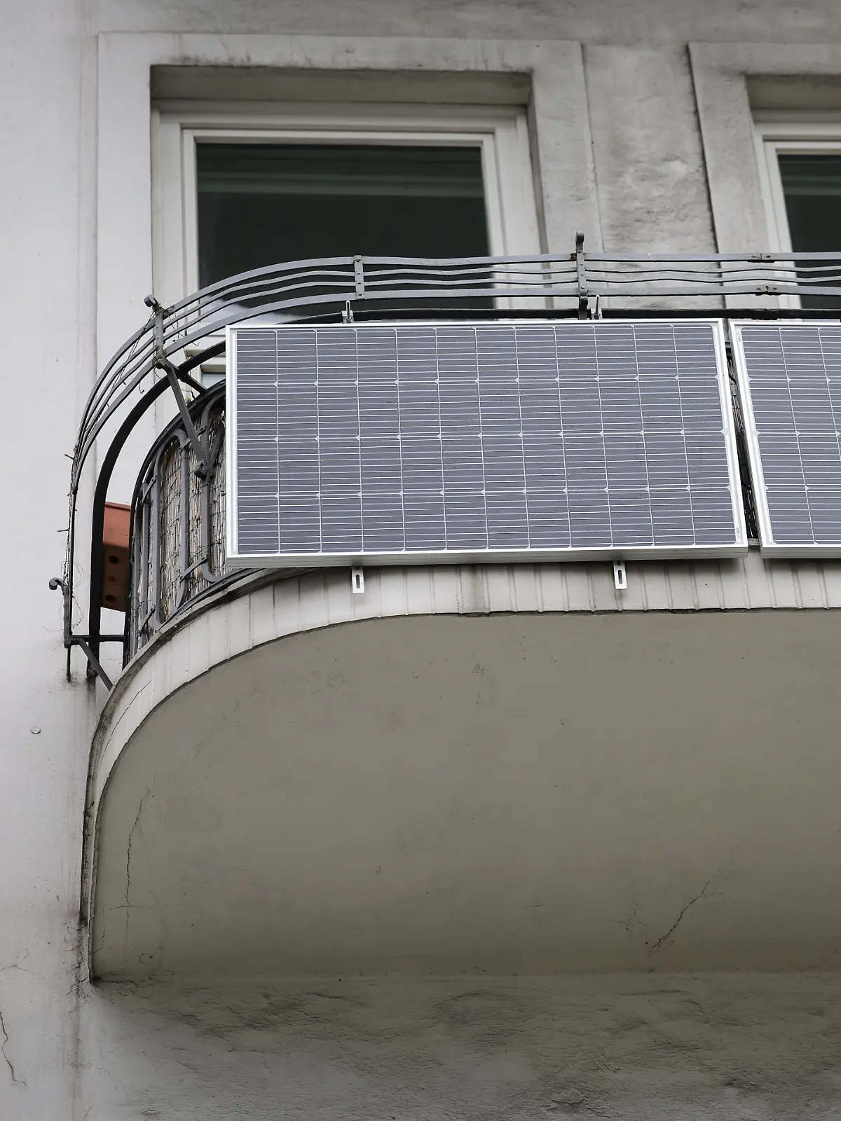 ARCHIV - 24.07.2023, Hamburg: Zwei Solarpanele sind an der Balkonbrüstung eines Mehrfamilienhauses befestigt.  (zu dpa: «Balkonkraftwerke für einkommensschwache Haushalte») Foto: Christian Charisius/dpa +++ dpa-Bildfunk +++