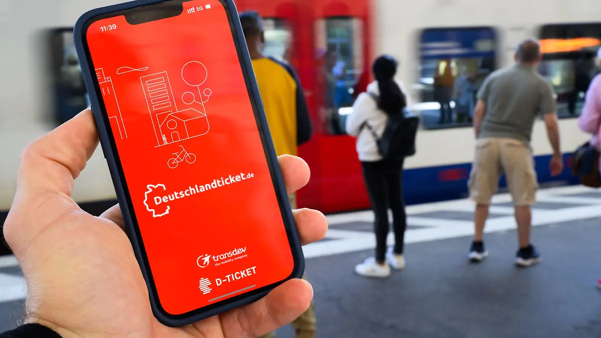 Das Deutschlandticket muss nach Ansicht der Grünen dauerhaft bezahlbar bleiben. (Symbolbild)