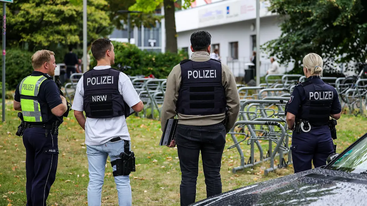 Begleitet von Polizei und einem Sicherheitsdienst ging an der Schule erstmals nach der Tat der Unterricht wieder los.