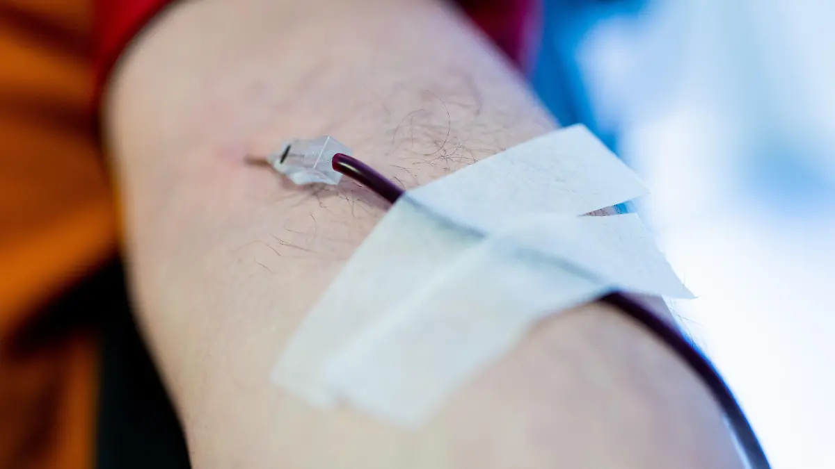 ARCHIV - 15.02.2022, Nordrhein-Westfalen, Essen: Ein Mann spendet im DRK-Blutspendezentrum Blut. Der Vorrat an Blutkonserven für die Krankenhäuser in NRW hat einen Tiefstand erreicht. Von einem «Notstand» spricht das Rote Kreuz bereits. Dabei könnte der Mangel in den nächsten Jahren sogar noch deutlich gravierender werden. (zu dpa: "Blutspender dringend gesucht - Massiver Mangel bei Blutkonserven") Foto: Rolf Vennenbernd/dpa +++ dpa-Bildfunk +++