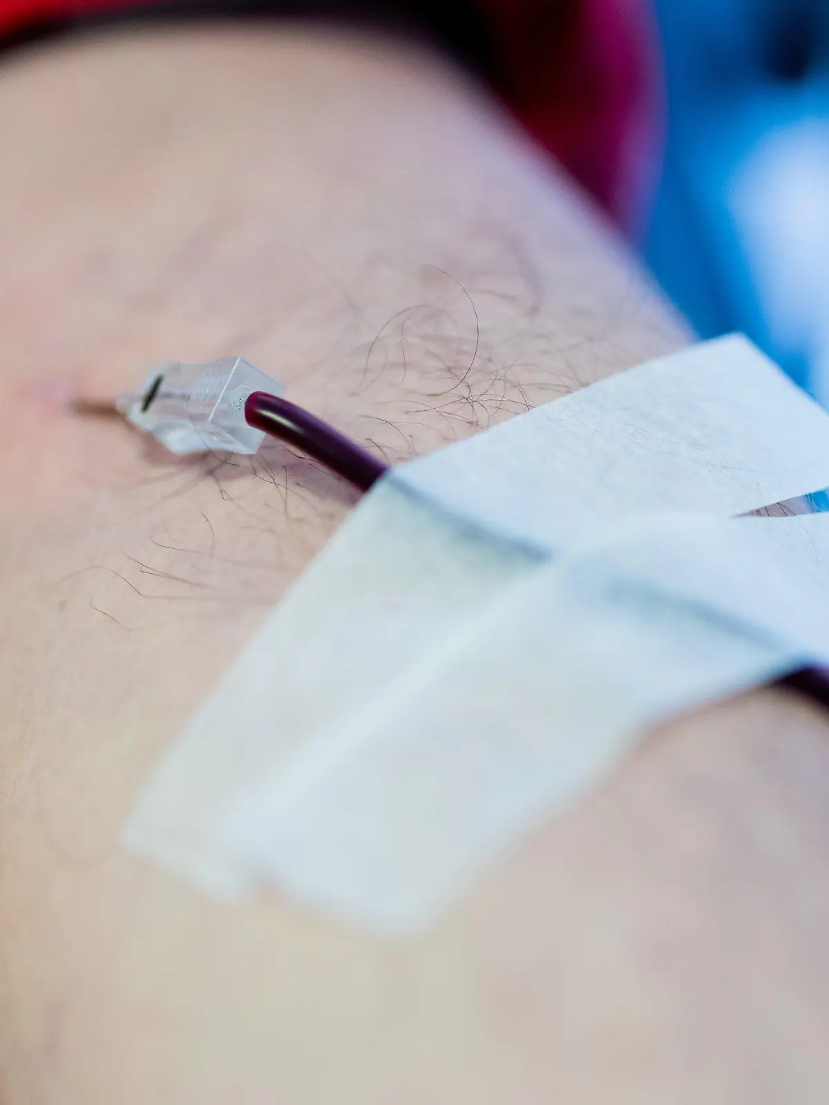 ARCHIV - 15.02.2022, Nordrhein-Westfalen, Essen: Ein Mann spendet im DRK-Blutspendezentrum Blut. Der Vorrat an Blutkonserven für die Krankenhäuser in NRW hat einen Tiefstand erreicht. Von einem «Notstand» spricht das Rote Kreuz bereits. Dabei könnte der Mangel in den nächsten Jahren sogar noch deutlich gravierender werden. (zu dpa: "Blutspender dringend gesucht - Massiver Mangel bei Blutkonserven") Foto: Rolf Vennenbernd/dpa +++ dpa-Bildfunk +++
