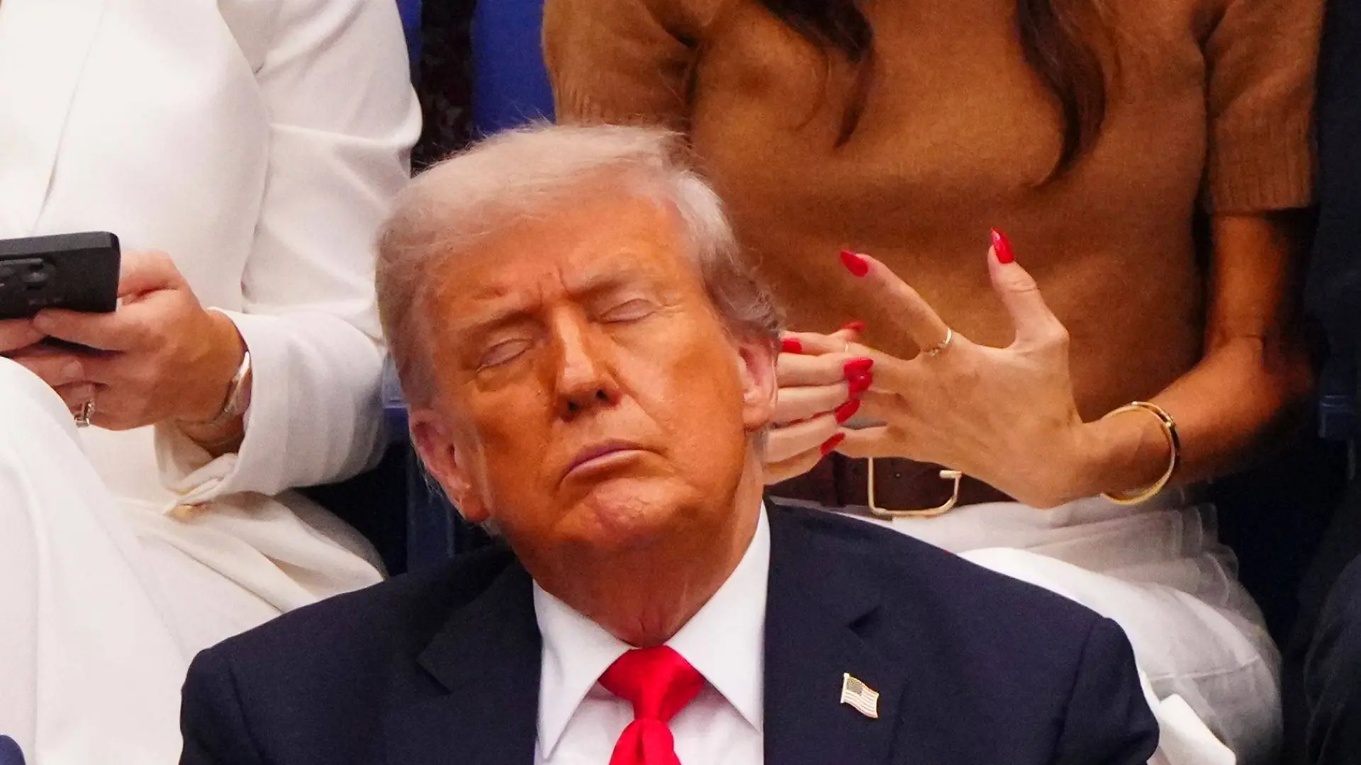 US-Präsident Donald Trump erscheint am Sonntag zum Finale der US Open 2025, doch er scheint nicht ganz bei der Sache zu sein. 