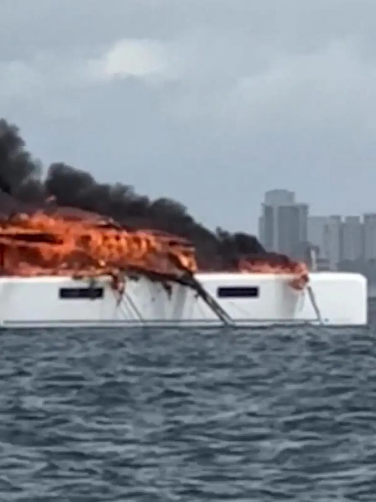 Bild zu: "Katamaran in Flammen! Drei Menschen in Rauch gefangen - Fischer wird zum Helden"
