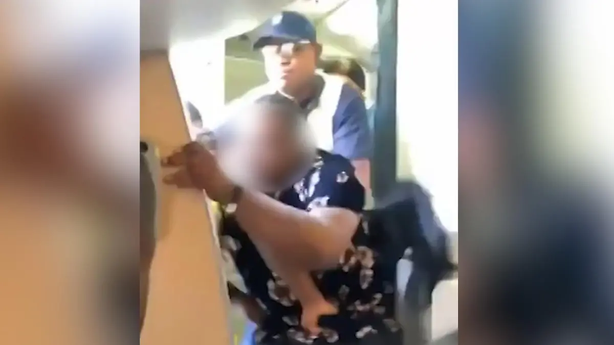 Dafür gibt's jetzt Flugverbot! Sturkopf noch vor Abflug aus Flieger geschmissen  Sechs Mitarbeiter gegen einen Passagier 