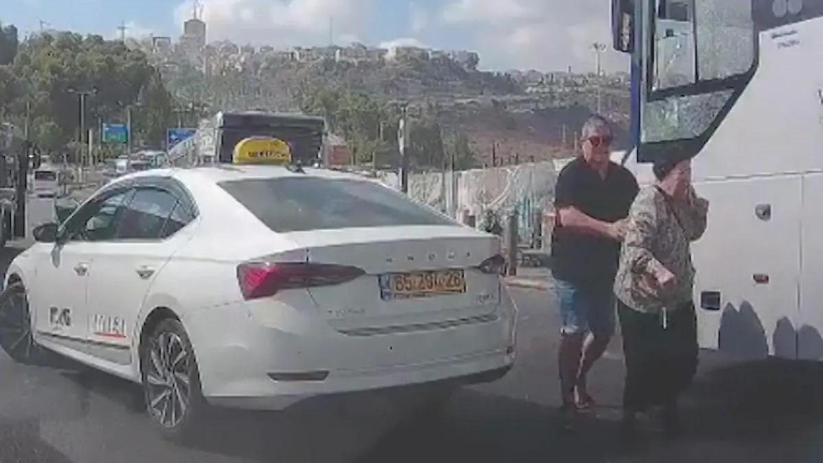 Während Kugeln neben ihm einschlagen! Taxifahrer rettet Seniorin bei Anschlag in Jerusalem Alle fliehen, er bleibt ruhig!