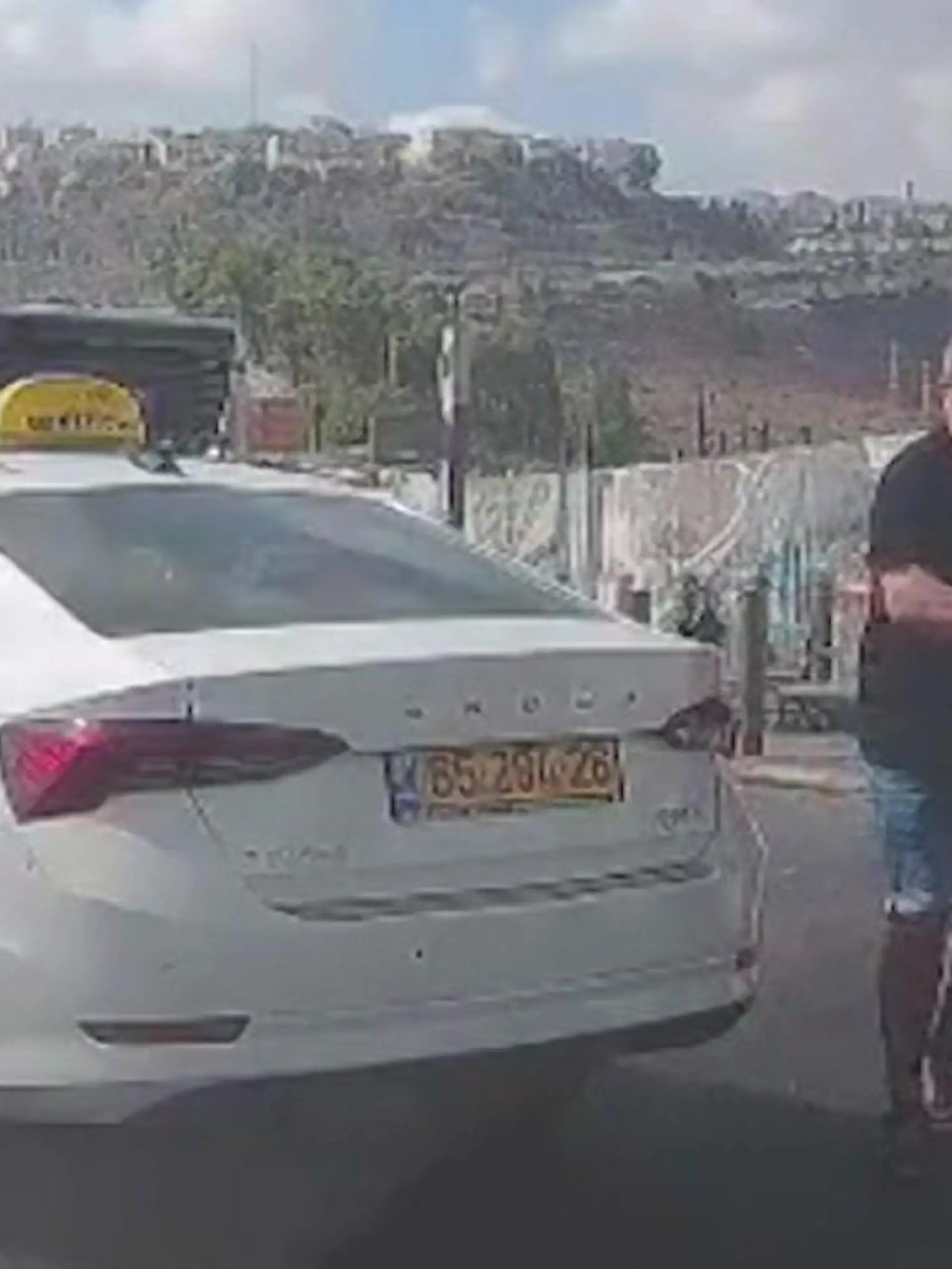 Bild zu: "Während Kugeln neben ihm einschlagen! Taxifahrer rettet Seniorin bei Angriff in Jerusalem"