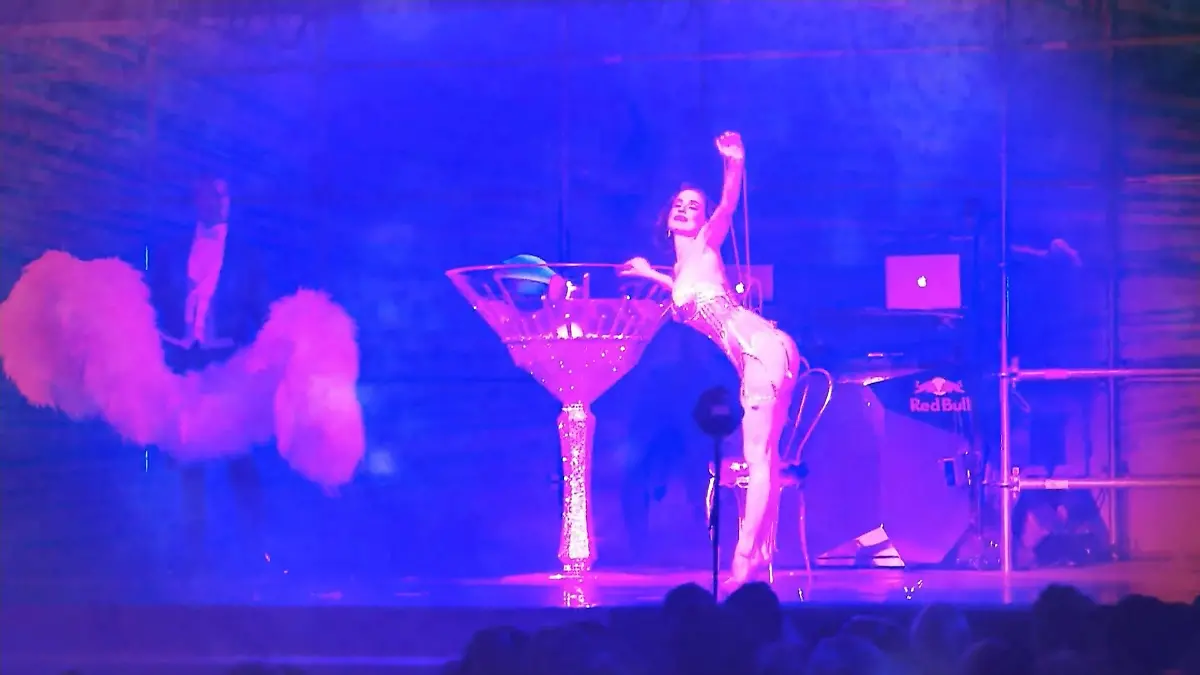 Glitzer, Glamour, große Träume: Belle La Donna bringt Burlesque nach Hamburg Burlesque Festival Hamburg
