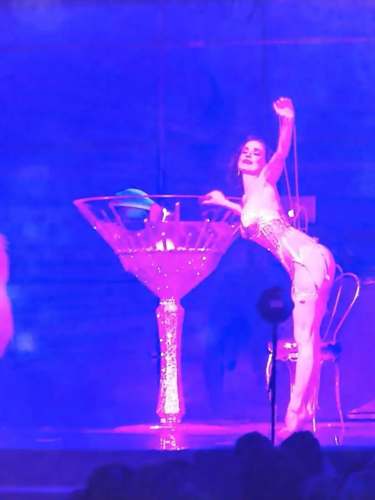 Bild zu: "Glitzer, Glamour, große Träume: Belle La Donna bringt Burlesque nach Hamburg"