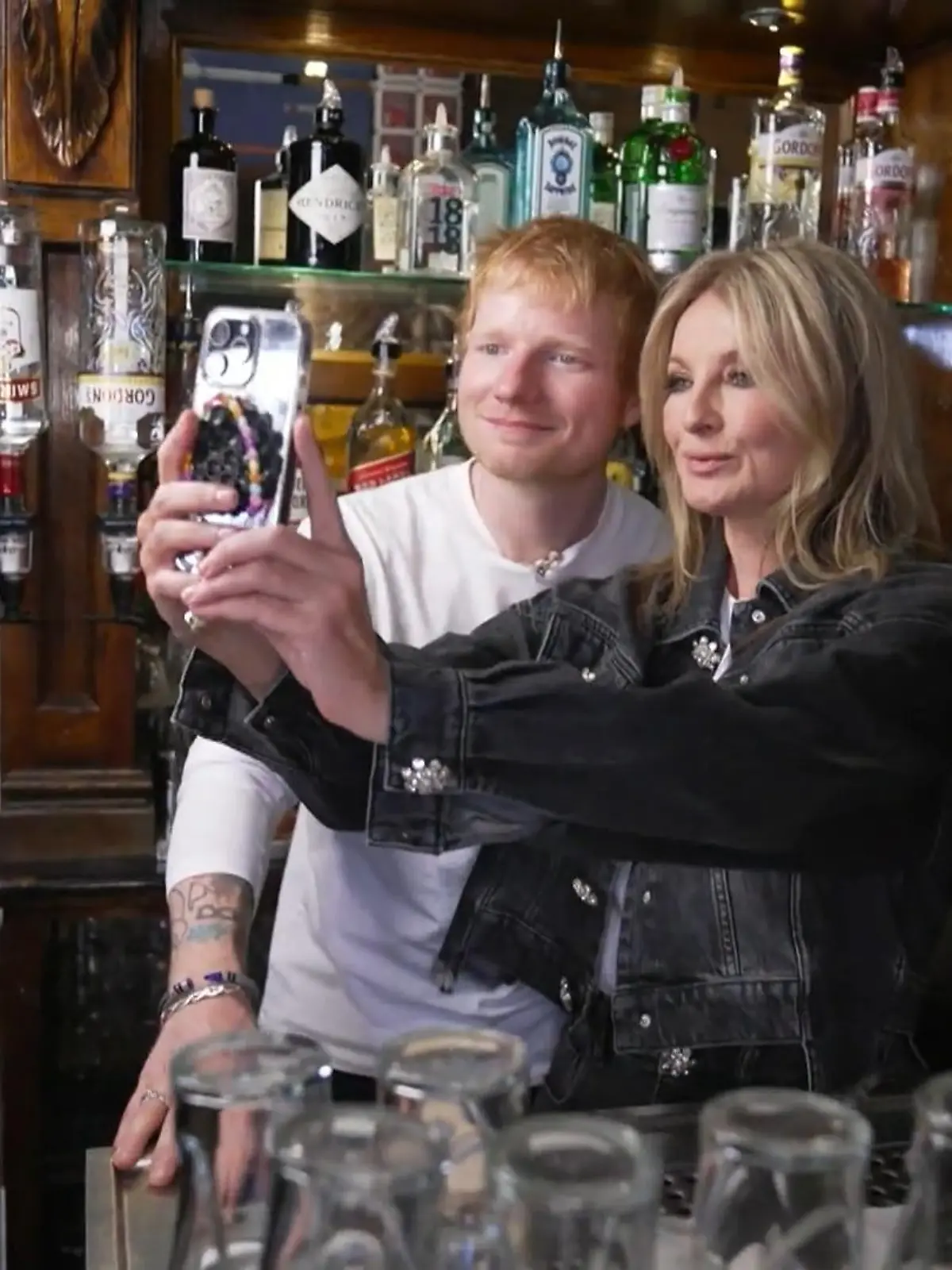 Bild zu: "Weltstar Ed Sheeran: Familienmensch auf großer Bühne – sein Leben zwischen Tour und Alltag"