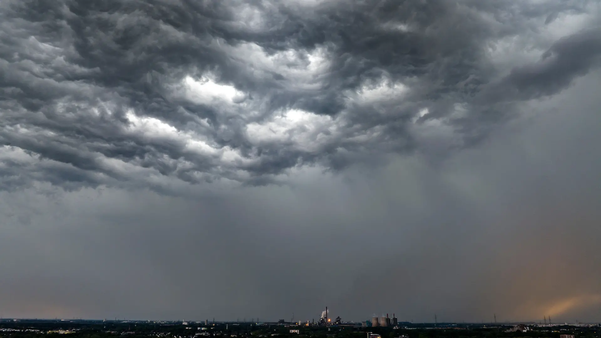 Unwetter-Alarm im Westen! Heftiger Starkregen und Gewitter drohen 
