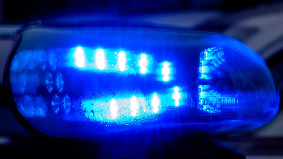 Bei einem frontalen Zusammenstoß auf der B156 kommen am Montag drei Menschen ums Leben. (Symbolbild)