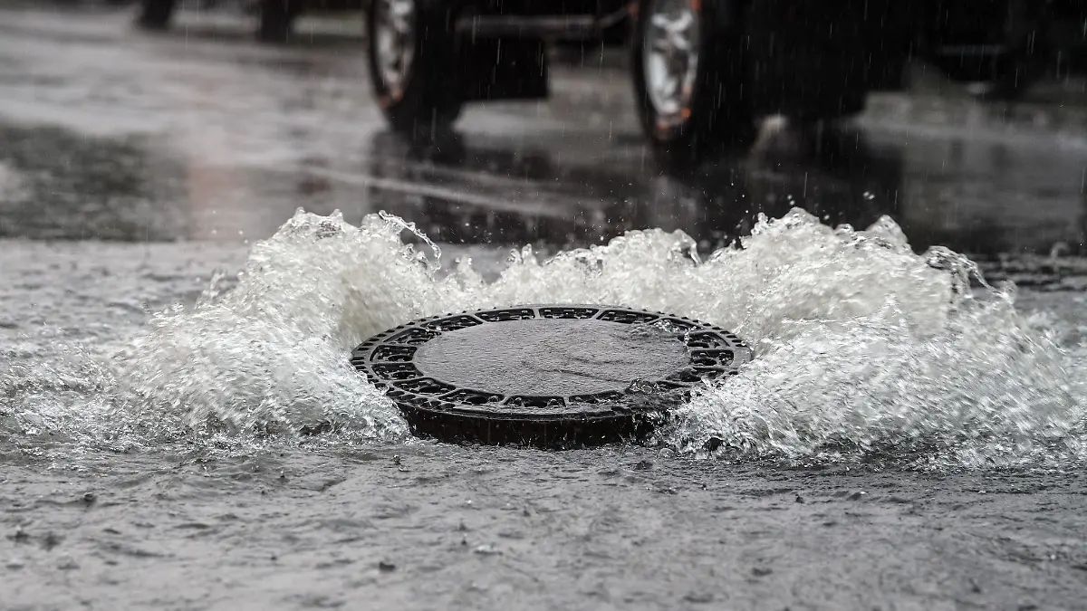 Die extremen Regenfälle fluten die Kanalisation. (Symbolbild)