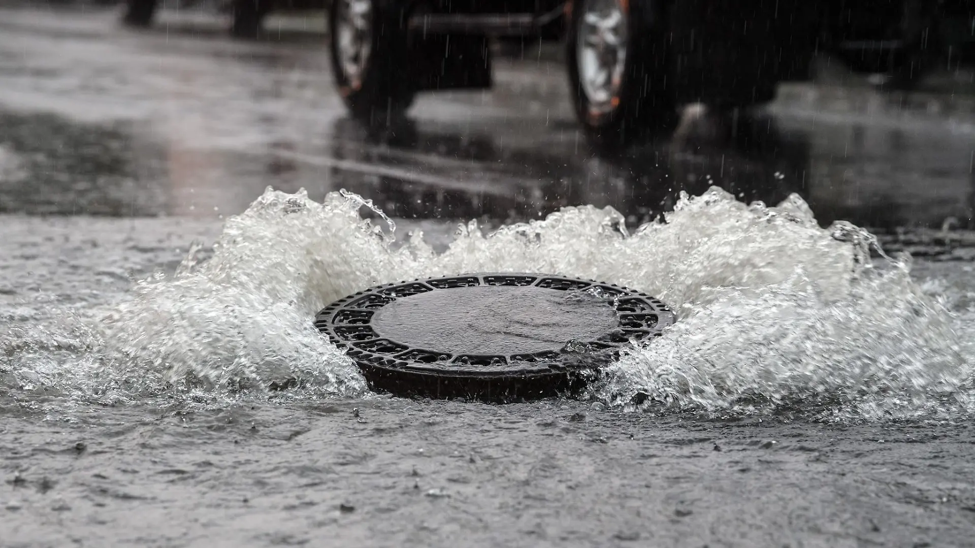 Die extremen Regenfälle fluten die Kanalisation. (Symbolbild)