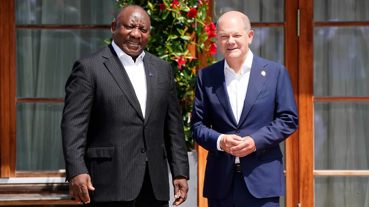 Cyril Ramaphosa und Olaf Scholz beim Fototermin zum erweiterten Familienfoto im Rahmen der Outreach-Arbeitssitzung am zweiten Tag des G7-Gipfels auf Schloss Elmau. Die Staats- und Regierungschefs der G7-Gruppe kommen offiziell unter dem Motto 'Fortschritt hin zu einer gerechten Welt' zusammen und werden globale Themen wie Krieg, Klimawandel, Hunger, Armut und Gesundheit diskutieren. Der Gipfel wird vom anhaltenden russischen Krieg gegen die Ukraine überschattet. Klais, 27.06.2022
