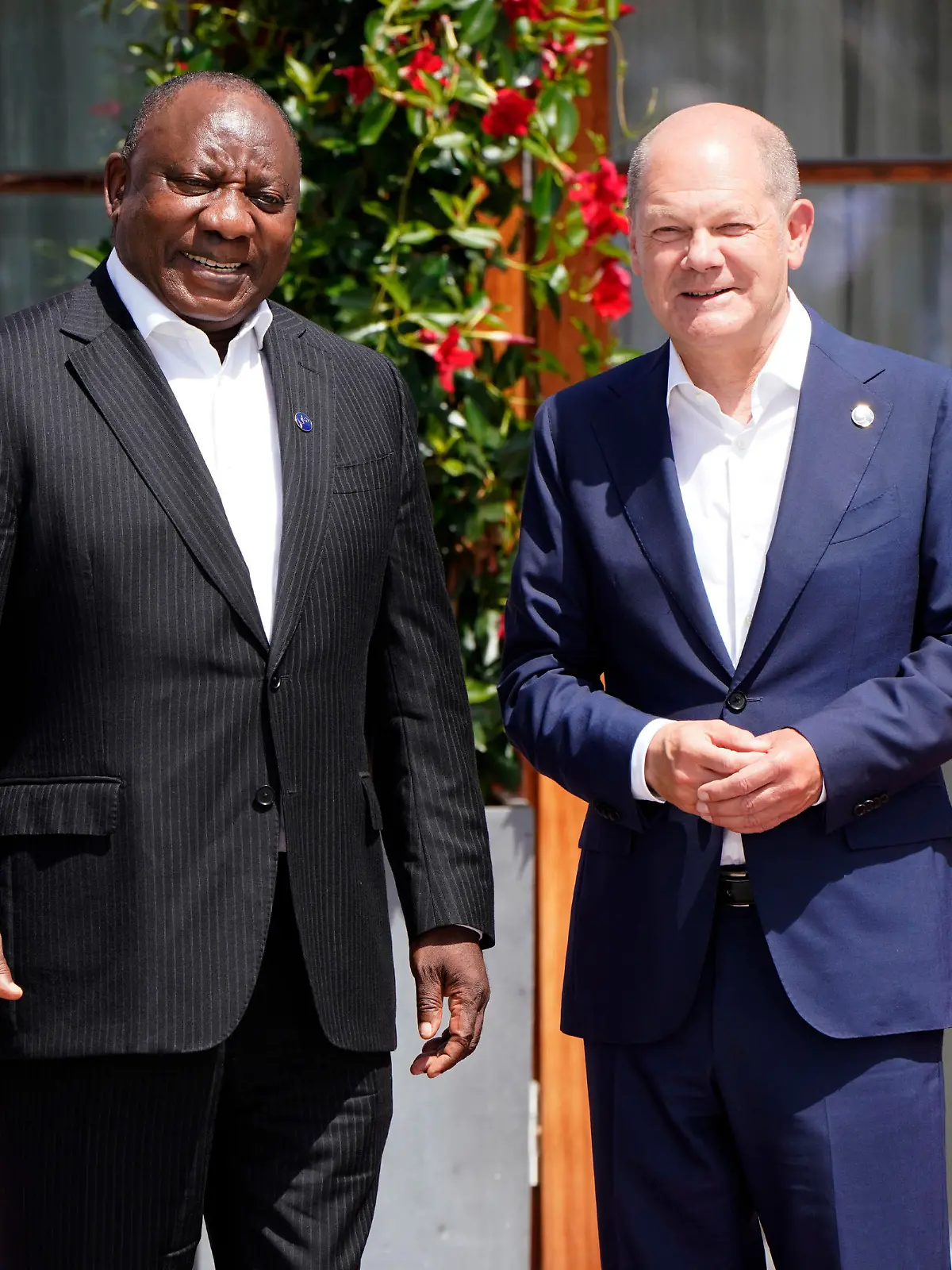 Cyril Ramaphosa und Olaf Scholz beim Fototermin zum erweiterten Familienfoto im Rahmen der Outreach-Arbeitssitzung am zweiten Tag des G7-Gipfels auf Schloss Elmau. Die Staats- und Regierungschefs der G7-Gruppe kommen offiziell unter dem Motto 'Fortschritt hin zu einer gerechten Welt' zusammen und werden globale Themen wie Krieg, Klimawandel, Hunger, Armut und Gesundheit diskutieren. Der Gipfel wird vom anhaltenden russischen Krieg gegen die Ukraine überschattet. Klais, 27.06.2022