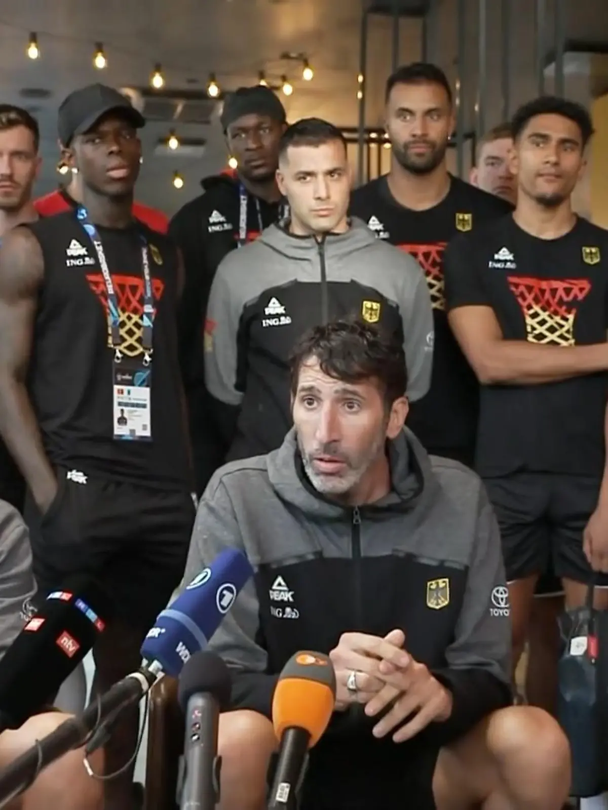 Bild zu: "Coach muss wegen Gesundheit passen – Basketball-Team stellt sich rührend hinter ihn"
