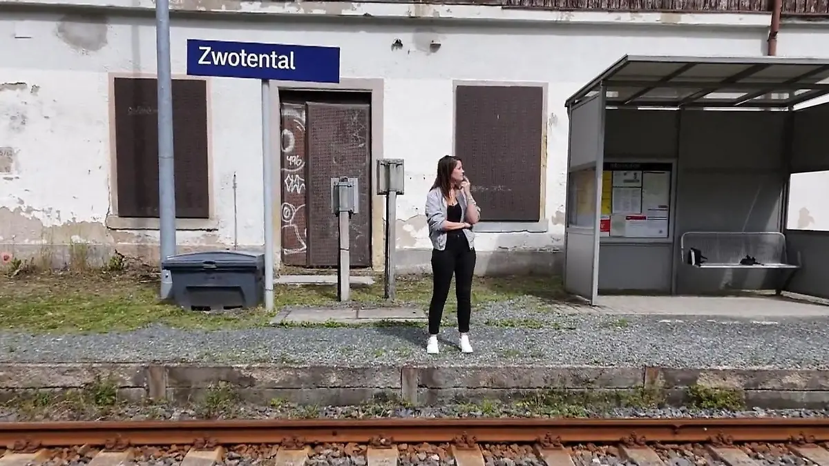 Bahnhof in Zwotental: Züge halten, aber keiner darf aussteigen! Die wohl kurioseste Haltestelle Deutschlands