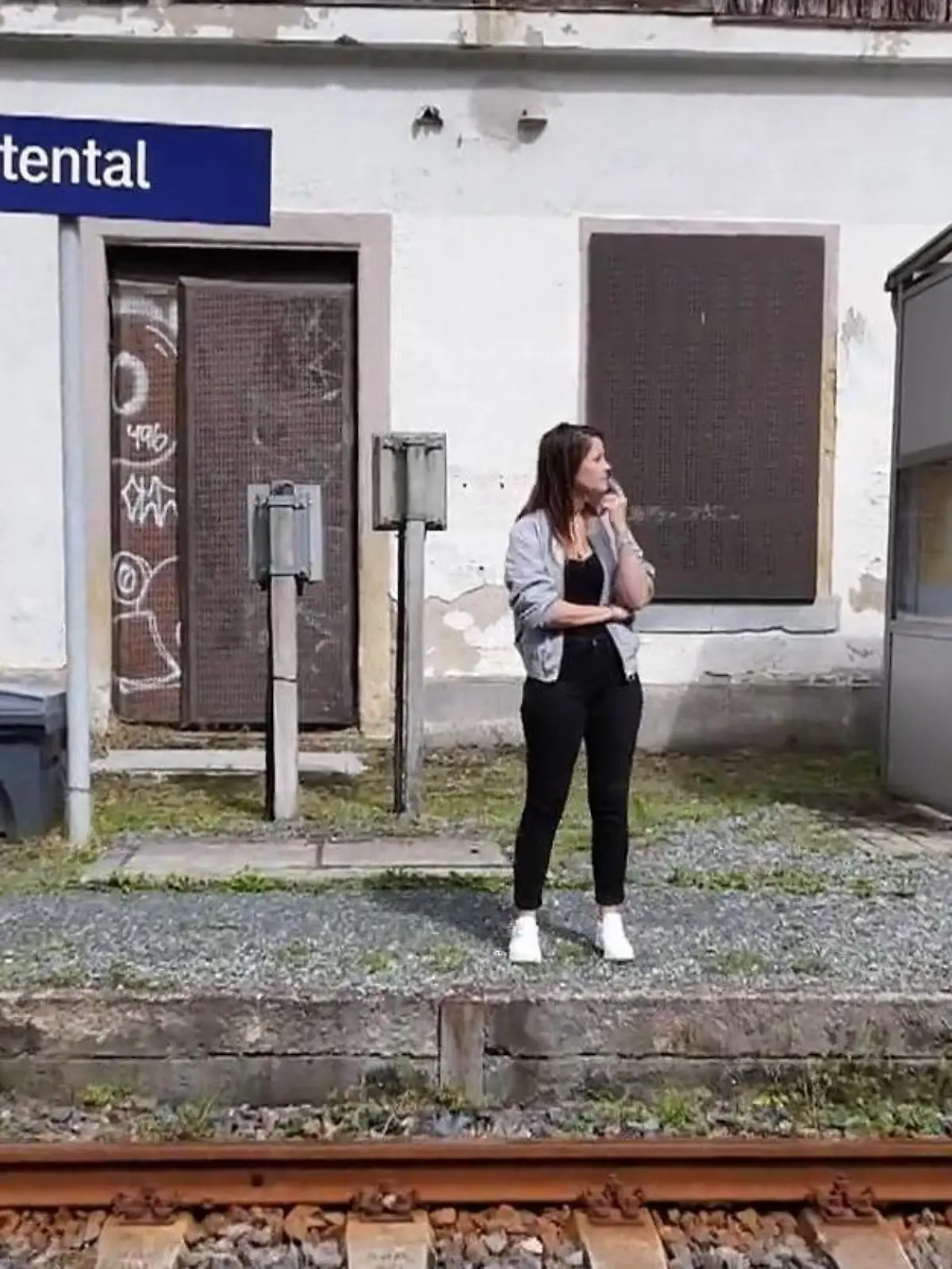 Bild zu: "Züge halten, aber keiner darf aussteigen! Willkommen am Gaga-Bahnhof in Zwotental"