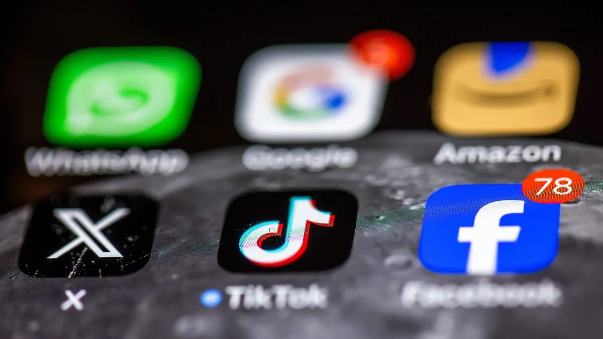 Social Media sind die dominante Freizeitbeschäftigung vieler Kinder und Jugendlicher, doch laut Ifo-Umfrage sind TikTok und Co. einer großen Mehrheit in Deutschland suspekt. (Symbolbild)