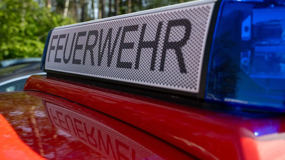 Die Feuerwehrleute sind noch im Einsatz. (Symbolbild)