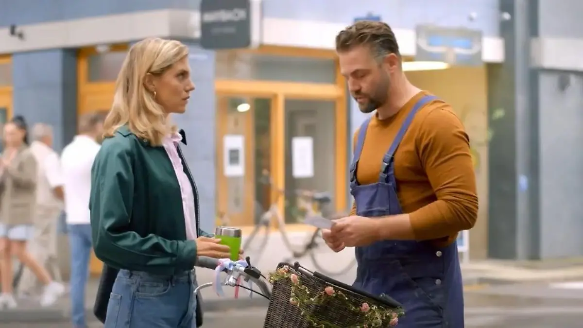 „Unter uns“-Folge vom 12.09.25 auf RTL+: Stella zeigt Bambi das Foto von  Rolf