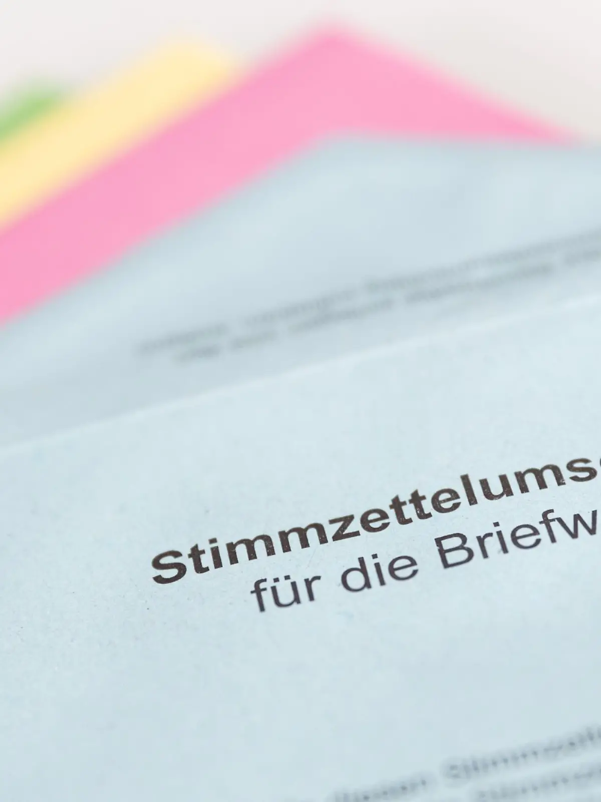 Bild zu: "Briefwahl-Panne! Kölnerin erhält über 170 Wahlzettel für „Max Mustermann”"