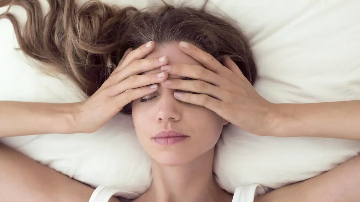 Young woman lying in bed and covering eyes Young woman lying in bed and covering eyes. PUBLICATIONxINxGERxSUIxHUNxONLY IANxHOOTON/SCIENCExPHOTOxLIBRARY F022/8800  