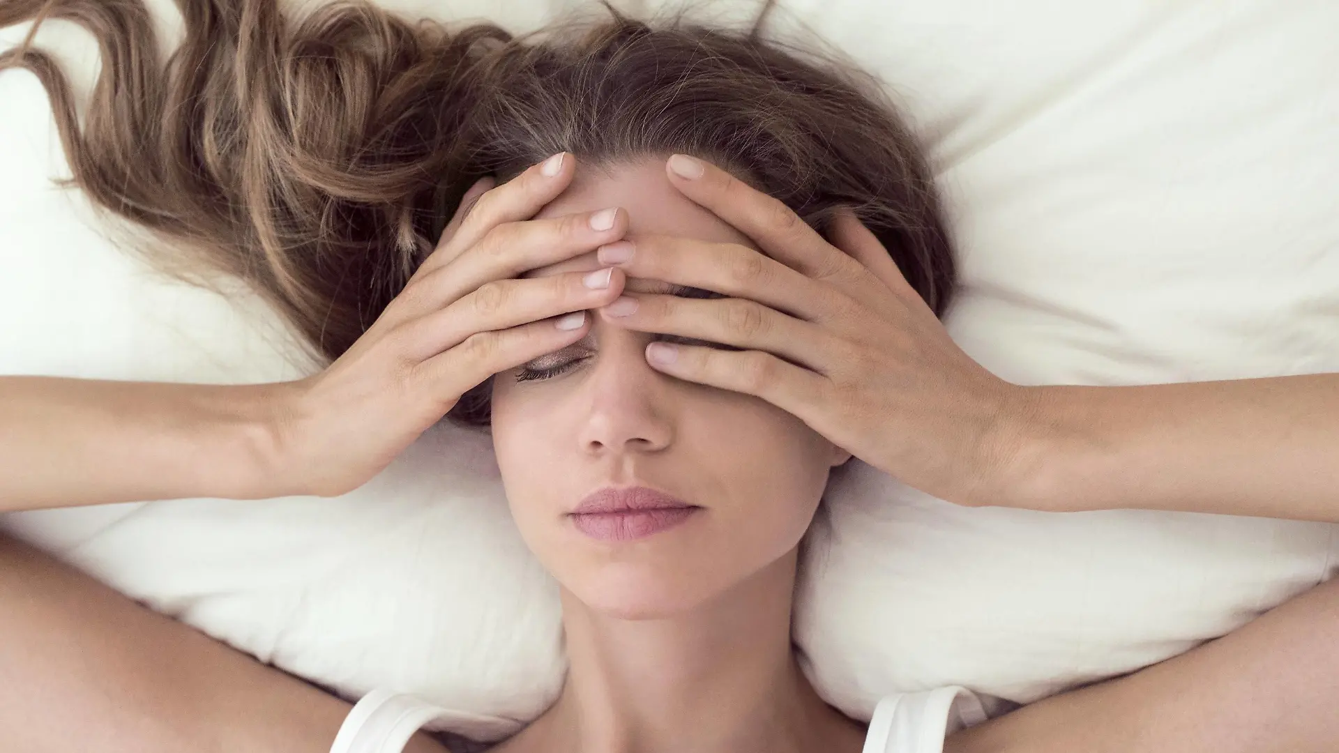 Young woman lying in bed and covering eyes Young woman lying in bed and covering eyes. PUBLICATIONxINxGERxSUIxHUNxONLY IANxHOOTON/SCIENCExPHOTOxLIBRARY F022/8800