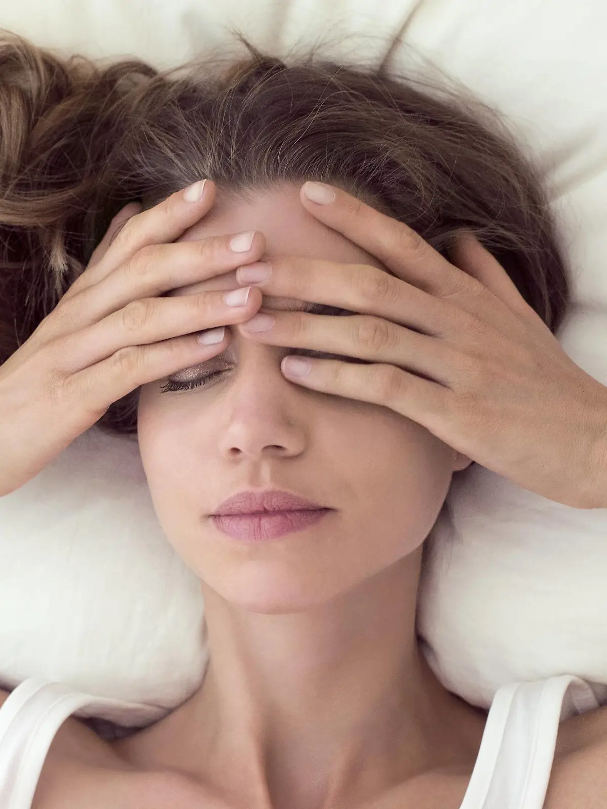 Young woman lying in bed and covering eyes Young woman lying in bed and covering eyes. PUBLICATIONxINxGERxSUIxHUNxONLY IANxHOOTON/SCIENCExPHOTOxLIBRARY F022/8800  