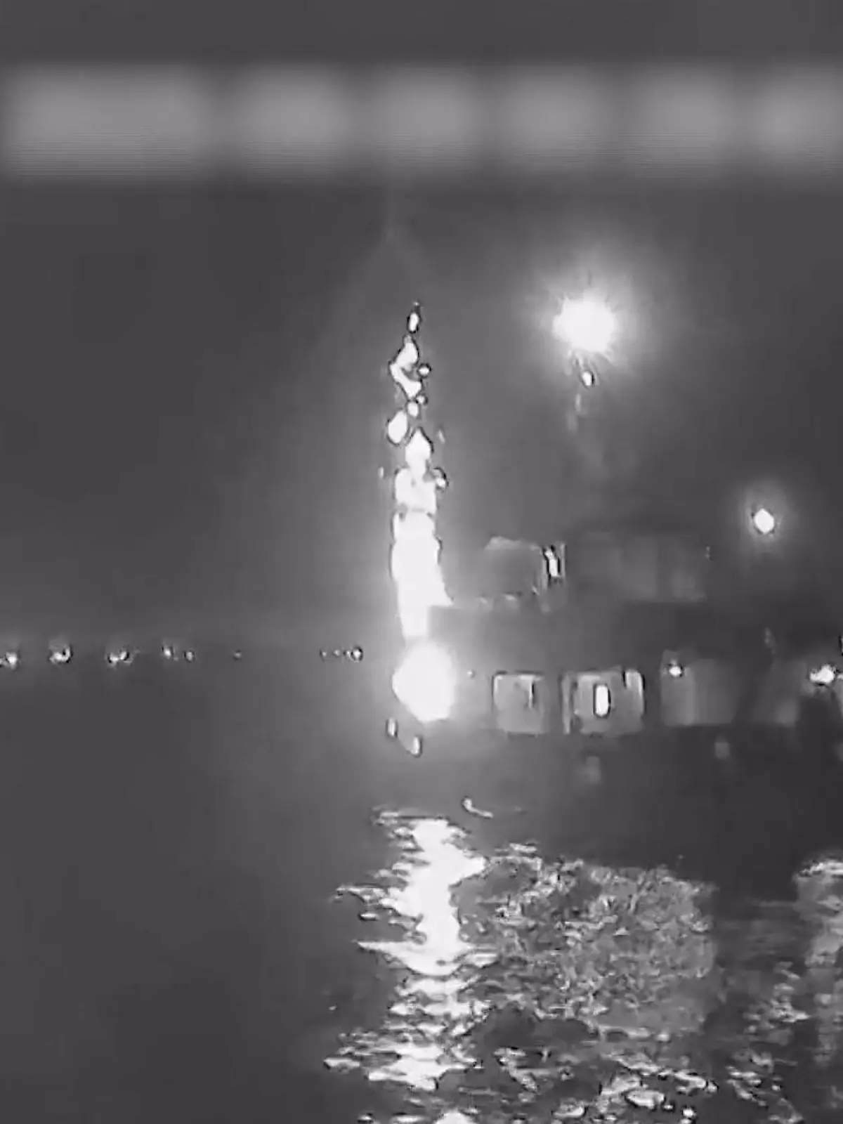 Bild zu: "Von Drohne attackiert? Feuerball schlägt auf Gaza-Hilfsboot ein"