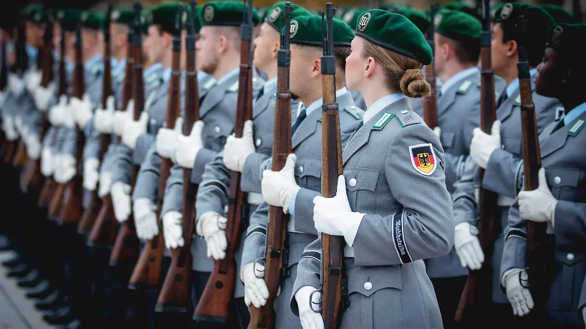 Das neue Wehrdienst-Gesetz soll die Bundeswehr für junge Menschen attraktiver machen.
