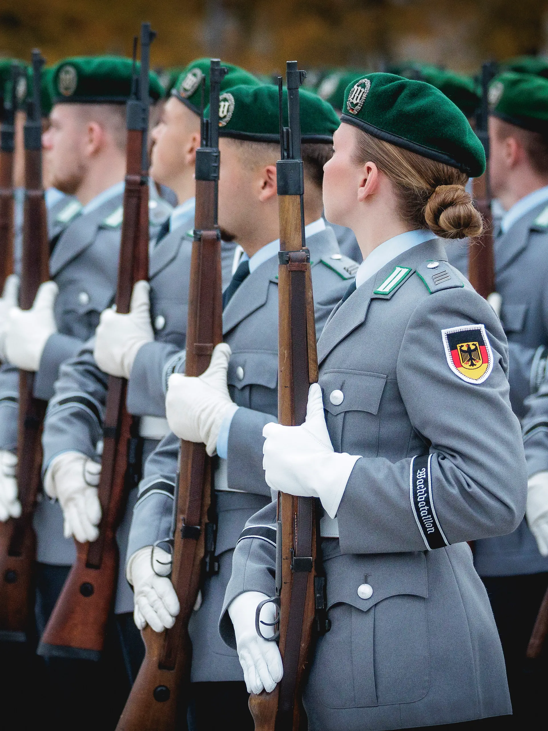 Das neue Wehrdienst-Gesetz soll die Bundeswehr für junge Menschen attraktiver machen.