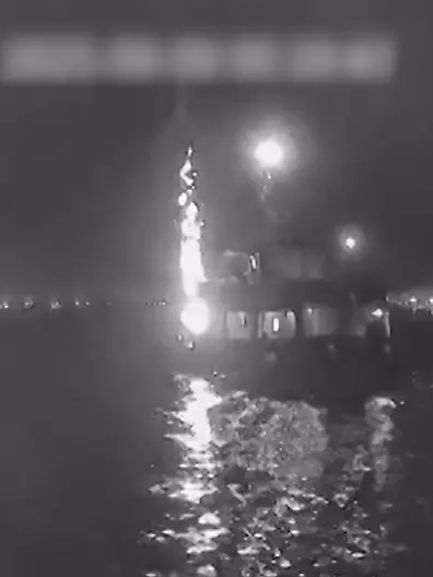 Bild zu: "Von Drohne attackiert? Feuerball schlägt auf Gaza-Hilfsboot ein"