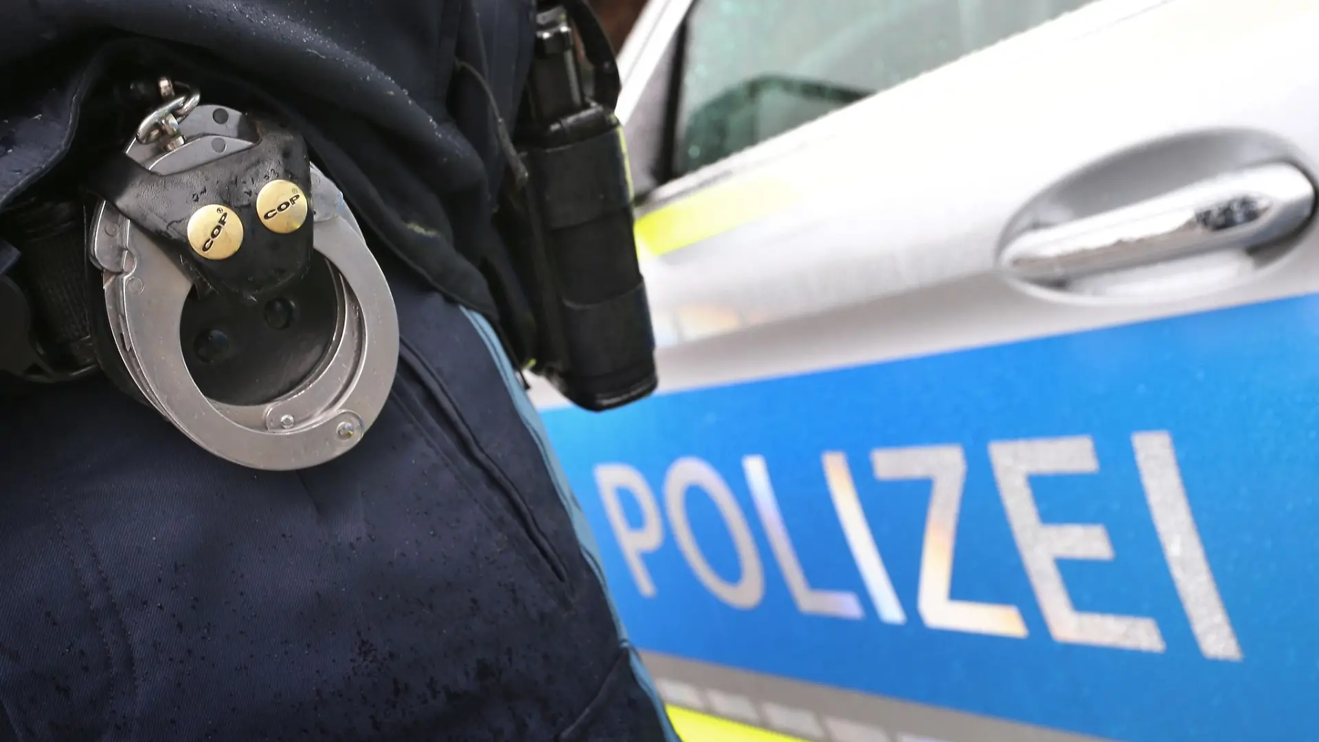 Polizisten nahmen den 19-Jährigen nach seiner Flucht fest. (Symbolbild)