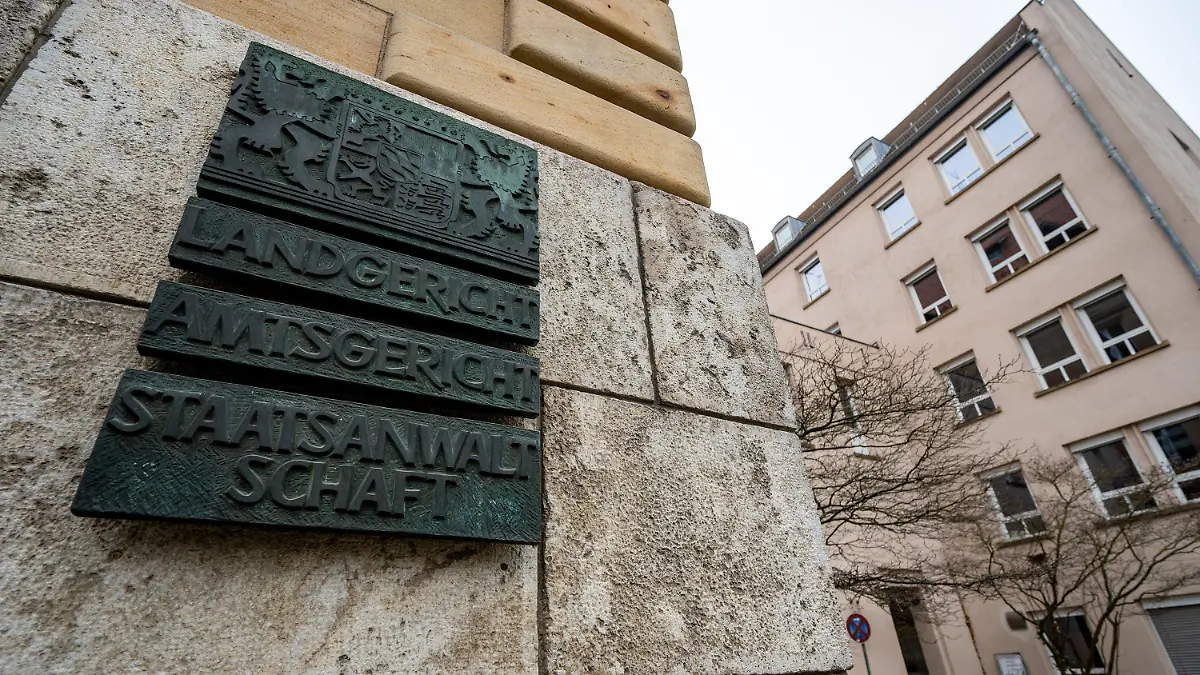 08.01.2023, Bayern, Regensburg: Das Amts- und Landgericht. Die Polizei hat am Wochenende intensiv nach einem in Regensburg entflohenen Häftling gesucht, der eine lebenslange Haftstrafe wegen Mordes absaß. Der verurteilte Mann war am 05.01.2023 während einer Prozesspause aus dem Amtsgericht geflüchtet. Foto: Armin Weigel/dpa +++ dpa-Bildfunk +++