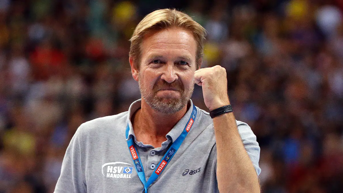 Handball Champions League, Play-Off, HSV Hamburg - Füchse Berlin am 23.08.2013 in der O2 World in Hamburg. Hamburgs Trainer Martin Schwalb bejubelt den Sieg. Hamburg gewinnt das Spiel mit 27:26. Foto: Axel Heimken/dpa +++(c) dpa - Bildfunk+++