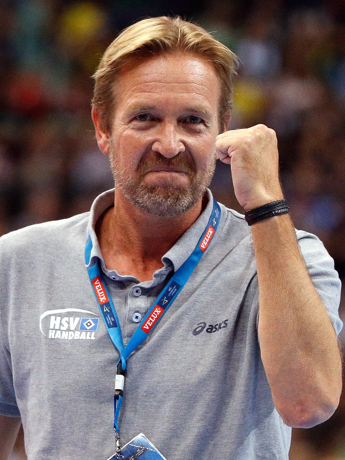 Handball Champions League, Play-Off, HSV Hamburg - Füchse Berlin am 23.08.2013 in der O2 World in Hamburg. Hamburgs Trainer Martin Schwalb bejubelt den Sieg. Hamburg gewinnt das Spiel mit 27:26. Foto: Axel Heimken/dpa +++(c) dpa - Bildfunk+++